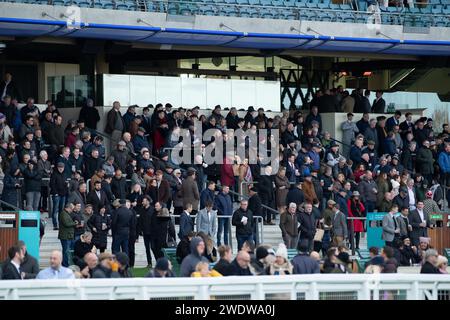 Ascot, Großbritannien. November 2023. Racegoer beobachten die Limited Handicap Steeple Chase von Racing to School Novices auf der Ascot Racecourse am November Racing Friday. Kredit: Maureen McLean/Alamy Stockfoto