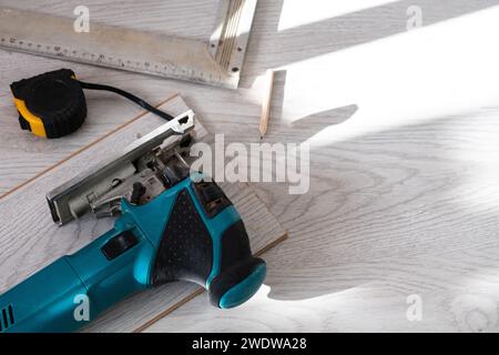 Sägen von Laminat. Reparatur des Fußbodens im Haus, Laminatboden. Stockfoto