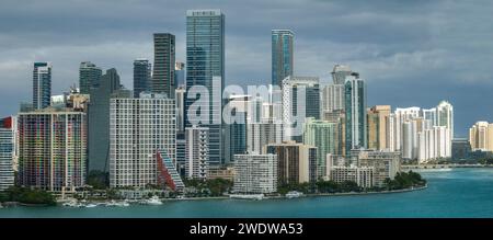 Nahaufnahme der Wolkenkratzer im Zentrum von Miami mit farbenfrohen Balkonen Stockfoto
