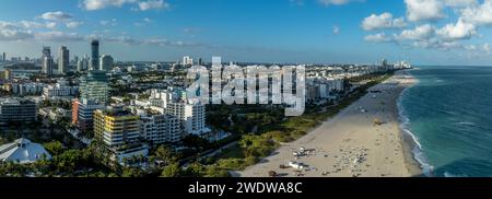 Aus der Vogelperspektive von Miami South Beach mit bewölktem blauen Himmel Stockfoto