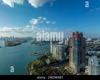 Blick aus der Vogelperspektive auf den South Pointe Park in Miami mit luxuriösen Wohnungstürmen, Sandstrand, Government Cut Waterway, um Kreuzfahrtschiffverkehr zu transportieren Stockfoto