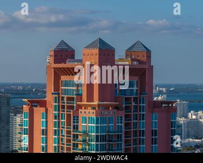 Aus der Nähe des luxuriösen Penthouse in einem Miami Hochhaus-Appartementkomplex mit drei Türmen Stockfoto