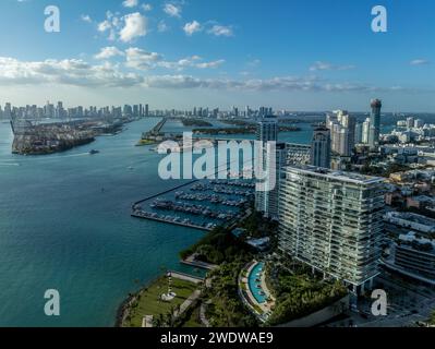 Blick aus der Vogelperspektive auf den South Pointe Park in Miami mit luxuriösen Wohnungstürmen, Sandstrand, Government Cut Waterway, um Kreuzfahrtschiffverkehr zu transportieren Stockfoto