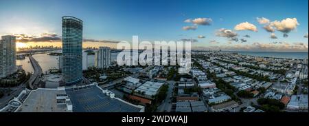 Sonnenuntergang aus der Luft über Miami South Beach mit luxuriösen Wohnhäusern, Art Nuevo Häusern Stockfoto