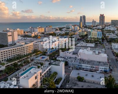 Sonnenuntergang aus der Luft über Miami South Beach mit luxuriösen Wohnhäusern, Art Nuevo Häusern Stockfoto