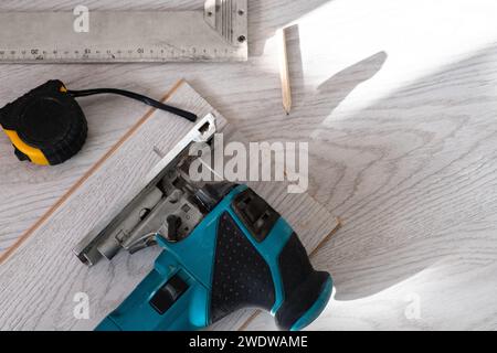 Sägen von Laminat. Reparatur des Fußbodens im Haus, Laminatboden. Stockfoto