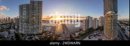 Sonnenuntergang aus der Luft über Miami South Beach mit luxuriösen Wohnhäusern, Art Nuevo Häusern Stockfoto