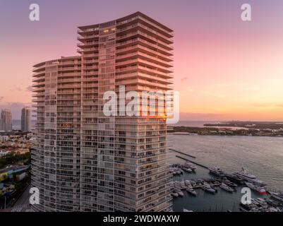 Sonnenuntergang aus der Luft von Miami Beach Luxus Sky Scraper Appartement Komplex mit buntem Himmel Stockfoto