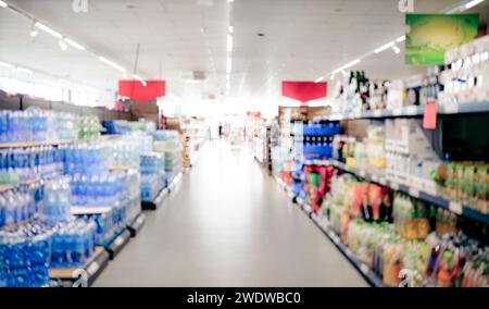 Supermarktregale mit verschiedenen Getränkeflaschen. Lebensmittelladen mit Wasser- und Saftauswahl Stockfoto