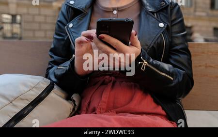 Woman Typing Message On City Street Stellt Das Konzept Der Sozialen Medien Im Alltag Vor Stockfoto