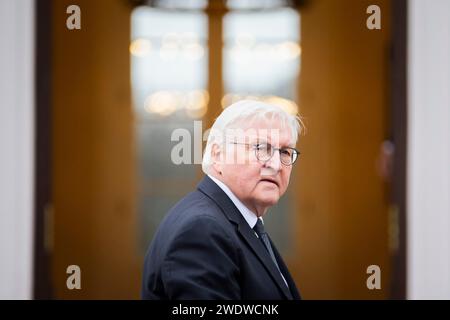 Berlin, Deutschland. Januar 2024. Bundespräsident Frank-Walter Steinmeier steht vor einem Treffen mit dem französischen Präsidenten im Schloss Bellevue. Quelle: Christoph Soeder/dpa/Alamy Live News Stockfoto