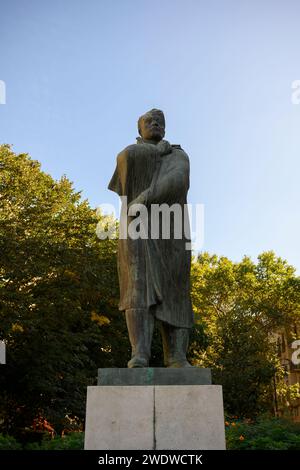 Statue des ungarischen Dichters Endre Ady in Andrassy ut, eine geschäftige Straße im Stadtteil Terezvaros von Budapest. Stockfoto