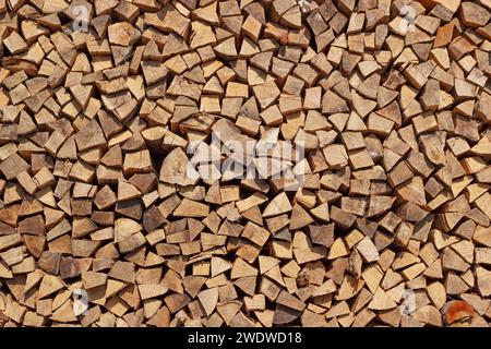 Stapel Gehacktes Feuerholz. Logs Für Hausheizung Aufteilen. Voller Rahmen Aus Rustikalem Getrocknetem Holz. Stockfoto