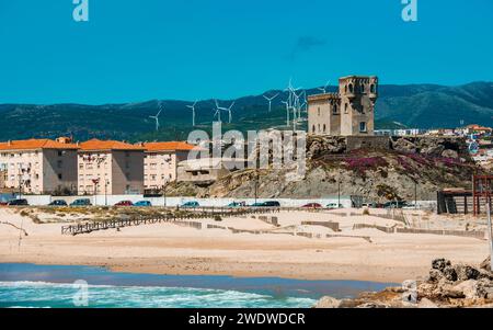 Altes Schloss von Guzman El Bueno und Küste von Tarifa in Spanien mit modernen Gebäuden und Windkraftanlagen, Blick vom Strand Stockfoto