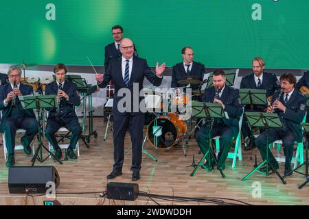 Der Ministerpräsident des Landes Brandenburg Dr. Dietmar Woidke dirigiert das Landespolizeiorchester bei der Brandenburger Hymne fliege hoch du roter Adler beim Brandenburg-Tag in der Brandenburg-Halle auf der 88. Internationale Grüne Woche in Berlin-Charlottenburg. *** Der Ministerpräsident des Landes Brandenburg Dr. Dietmar Woidke dirigiert das Staatspolizeiorchester während der Brandenburger Hymne Fly High You Rotadler beim Brandenburger Tag in der Brandenburger Halle auf der 88. Internationalen Grünen Woche in Berlin Charlottenburg Stockfoto