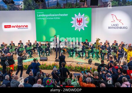 Der Ministerpräsident des Landes Brandenburg Dr. Dietmar Woidke dirigiert das Landespolizeiorchester bei der Brandenburger Hymne fliege hoch du roter Adler beim Brandenburg-Tag in der Brandenburg-Halle auf der 88. Internationale Grüne Woche in Berlin-Charlottenburg. *** Der Ministerpräsident des Landes Brandenburg Dr. Dietmar Woidke dirigiert das Staatspolizeiorchester während der Brandenburger Hymne Fly High You Rotadler beim Brandenburger Tag in der Brandenburger Halle auf der 88. Internationalen Grünen Woche in Berlin Charlottenburg Stockfoto