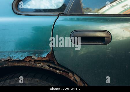 Rost auf dem Auto in der Nähe des Reifens. Hochwertige Fotos Stockfoto