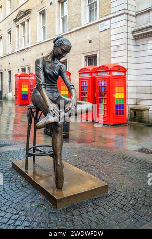 Ballerina-Statue und Telefonzellen in Covent Garden, London, Großbritannien Stockfoto