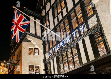 Britische Flagge und Liberty-Schild am Eingang des Gebäudes berühmtes Kaufhaus in London, Großbritannien Stockfoto