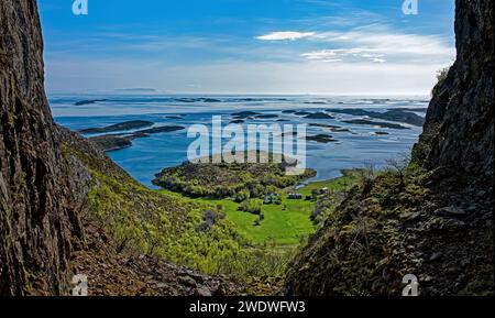 Norwegen, Torghatten Felsenloch, Blick auf den Atlantik Stockfoto
