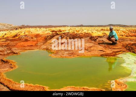 Die farbenfrohe Landschaft der grünen Säureteiche im Krater des Dallol-Vulkans die Danakil-Wüste (oder Afar-Wüste) ist eine Wüste im Nordosten Äthiopiens im Süden Stockfoto