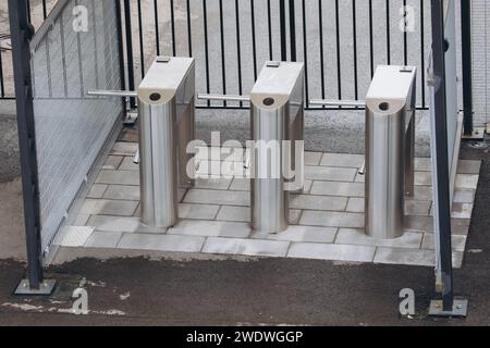 Drehkreuze. Checkpoint. Automatische Zugangskontrolle. System für Zugang in das Gebäude. Automatisches Drehkreuz mit Schiebetüren die Ströme von Menschen zu kontrollieren. Stockfoto