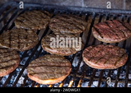 Echte Burger grillen auf dem Grill. Stockfoto