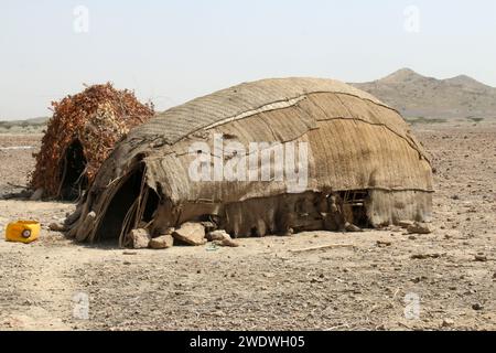 Zelt des Afar-Volkes Bewohner der Danakil-Wüste (oder Afar-Wüste) einer Wüste im Nordosten Äthiopiens, im Süden Eritreas, Stockfoto