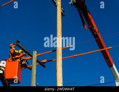 Toronto, Kanada, 20. Oktober 2017 – Power Lineman arbeitet an Elektromasten und Kabeln für Wartung und Reparatur Stockfoto