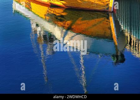 Norwegen, Vesteralen, Insel Andøya, Reflexion im Hafen von Bleik Stockfoto