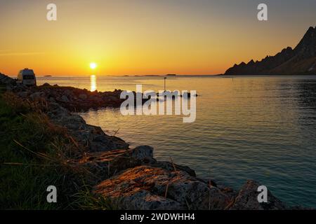 Norwegen, Vesteralen, Insel Andøya, Mitternachtssonne um 1:30 Uhr im Hafen von Bleik Stockfoto