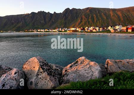 Norwegen, Vesteralen, Insel Andøya, Mitternachtssonne um 1:30 Uhr im Hafen von Bleik Stockfoto