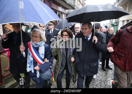 Nontron, Frankreich. Januar 2024. © PHOTOPQR/SUD OUEST/Stéphane Klein/Sud Ouest; Nontron; 22/01/2024; Visite de Rachida Dati, Ministry de la Culture, à Nontron le 22 janvier 2024. à gauche, Nadine Herman-Bancaud, Maire de Nontron, à droite Germinal Peiro, Président du Conseil Départemental. Nonotron, Frankreich, 22. januar 2024 die ehemalige Sarkozy-Ministerin Rachida Dati wurde hier während eines Besuchs im Südwesten Frankreichs zur neuen Kulturministerin ernannt Credit: MAXPPP/Alamy Live News Stockfoto