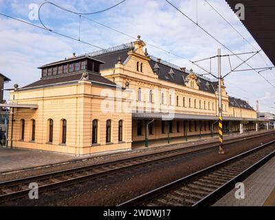 OSTRAVA-SVINOV, TSCHECHISCHE REPUBLIK - 20. NOVEMBER 2022: Altes Gebäude des Bahnhofs Ostrava-Svinov, Tschechische Republik Stockfoto
