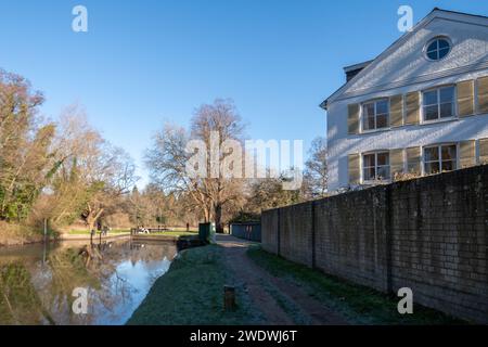 Bowers Mill House und Bowers Lock am Fluss Wey an einem sonnigen Wintertag, Surrey, England, Großbritannien Stockfoto