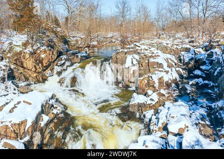 Baby Sister fällt auf der Olmsted Island in der Nähe der Great Falls des Potomac River während der Winterfluten. Chesapeake und Ohio Canal National Historical Pa Stockfoto