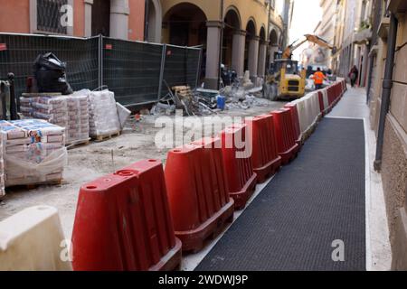 Verlegung von Fliesen auf der Straße von großer Größe, Straßenbauarbeiten. Hochwertige Fotos Stockfoto