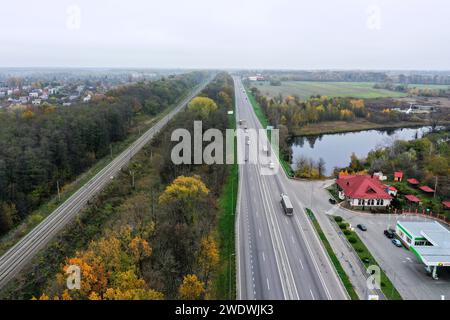 Blick auf die Herbstbäume der Eisenbahn. Hochwertige Fotos Stockfoto