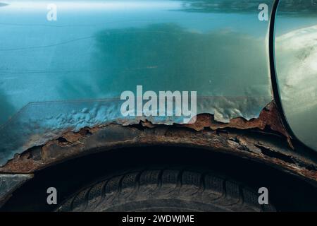 Rost auf dem Auto in der Nähe des Reifens. Hochwertige Fotos Stockfoto