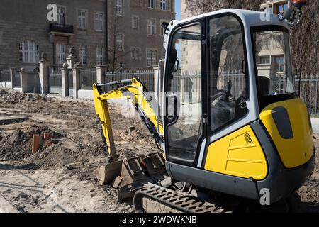 Baubagger Führt Straßenreparaturen Auf Der Straße Durch Stockfoto