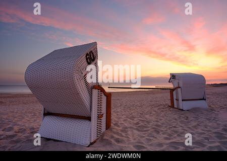 Strand an der Küste der Ostsee bei Sonnenaufgang, Kolobrzeg, Polen Stockfoto