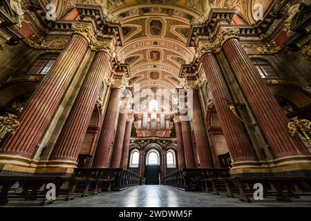 Inneres Der Kathedrale Basilika St. Peter Und St. Paul In Posen Präsentiert Atemberaubende Architektur Und Design Stockfoto