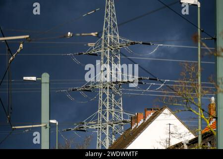 Düsseldorf 22.01.2024 Strommast Freileitungsmast Hochspannungsmast Miete Mietkosten Mietnebenkosten Wohnen Wohnung Mieterhöhung Wohnfläche Energiebedarf Stromkostenabrechnung Betriebskosten Steuern Finanzamt Einkommenssteuererklärung Steuererklärung Betriebsausgaben Werbungskosten Klimaschutzgesetz CO2-Abgabe CO2-Preis energetische Sanierung Bundesumweltministerium Mieter Vermieter grüner Öko-Strom Elektrizität Hochspannung E-Smog Elektrosmog Wohngebiet Stromkosten Stromvergütung Netztransparenz Stromtarife Strom Ökostrom Isolatoren Stromschutz Stromausfall Stockfoto