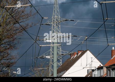 Düsseldorf 22.01.2024 Strommast Freileitungsmast Hochspannungsmast Miete Mietkosten Mietnebenkosten Wohnen Wohnung Mieterhöhung Wohnfläche Energiebedarf Stromkostenabrechnung Betriebskosten Steuern Finanzamt Einkommenssteuererklärung Steuererklärung Betriebsausgaben Werbungskosten Klimaschutzgesetz CO2-Abgabe CO2-Preis energetische Sanierung Bundesumweltministerium Mieter Vermieter grüner Öko-Strom Elektrizität Hochspannung E-Smog Elektrosmog Wohngebiet Stromkosten Stromvergütung Netztransparenz Stromtarife Strom Ökostrom Isolatoren Stromschutz Stromausfall Stockfoto