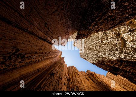 Loch, Blick durch die felsige Schlucht von unten nach oben, Utah, USA Stockfoto