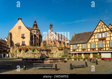 Fontaine de Saint-Léon und St. Leo-Kapelle in Eguisheim, Elsass, Frankreich Stockfoto