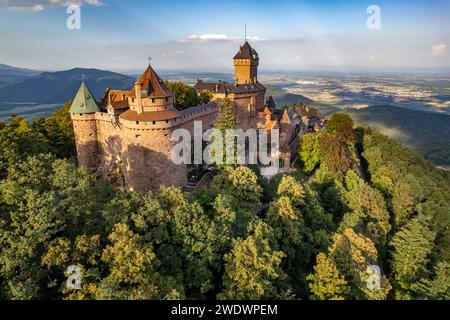 Das hohe Königsburger Schloss du Haut-Königsbourg aus der Luft gesehen, Orschwiller, Elsass, Frankreich Stockfoto