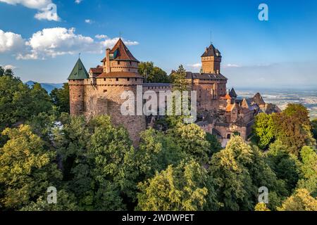 Das hohe Königsburger Schloss du Haut-Königsbourg aus der Luft gesehen, Orschwiller, Elsass, Frankreich Stockfoto