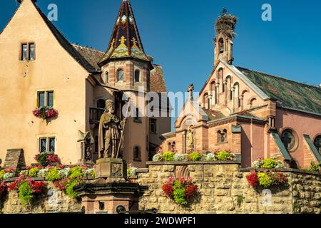 Fontaine de Saint-Léon und St. Leo-Kapelle in Eguisheim, Elsass, Frankreich Stockfoto