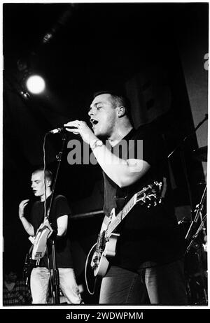 Christian McNeill (Gesang, Gitarre) von der nordirischen Band Schtum spielte am 19. Mai 1995 am Cardiff University Terminal in Cardiff, Wales. Foto: Rob Watkins. INFO: Schtum, eine nordirische Alternative Rock Band in den 90er Jahren, verschmolz Indie- und Pop-Einflüsse. Ihr Debütalbum „Grow“ zeigte einen melodischen Sound. Obwohl sie nur kurzlebig war, hinterließ Schtum während ihrer aktiven Jahre einen Eindruck in der nordirischen Musikszene. Stockfoto